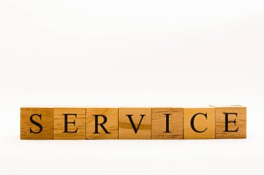 Beyaz arkaplan okuma servisinde tahta blokları gösteren Coronavirus kavramı