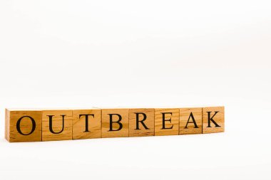 Beyaz arkaplandaki tahta blokları gösteren Coronavirus kavramı