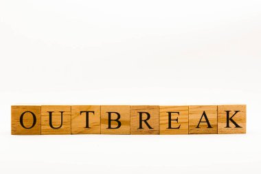 Beyaz arkaplandaki tahta blokları gösteren Coronavirus kavramı