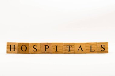 Coronavirus kavramı beyaz zemin üzerinde tahta bloklar gösteren Hastaneler