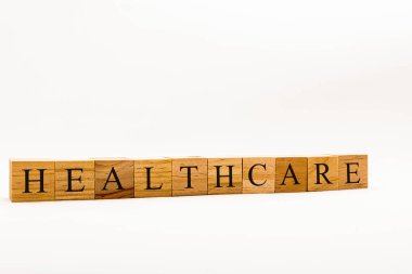 Coronavirus konsepti, beyaz arkaplandaki tahta blokları sağlık hizmetleri okumasında gösterir
