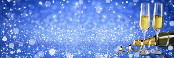 Şampanya kadeh, glitter arka plan mavi