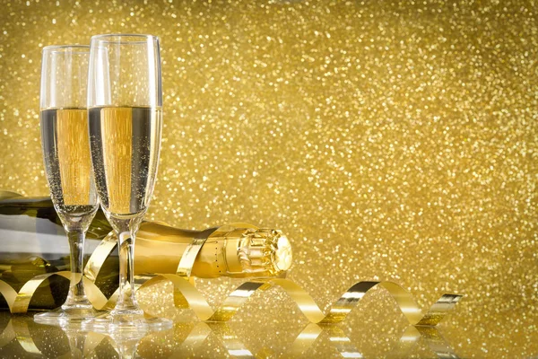 Toast champagne, gouden achtergrond — Stockfoto