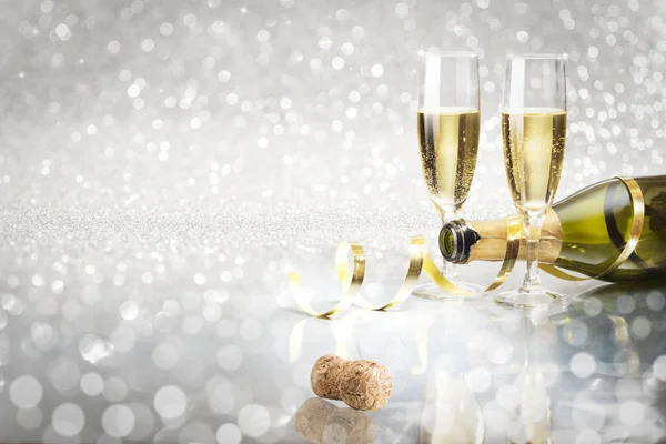 Toast champagne, zilveren achtergrond — Stockfoto
