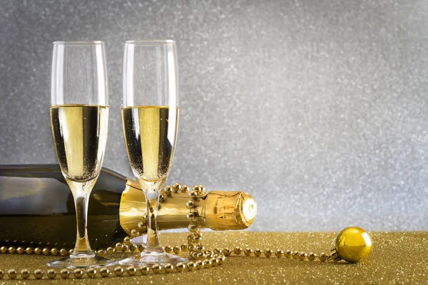 Toast champagne, zilveren achtergrond — Stockfoto