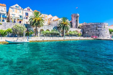 Korcula şehir sahil şeridi görünümü.