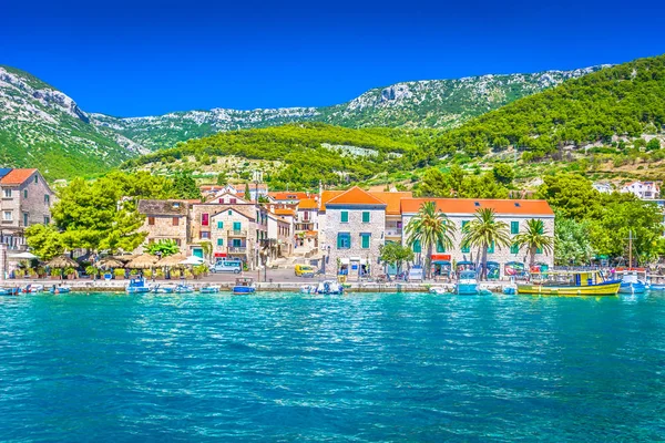 Pueblo costero mediterráneo Croacia . — Foto de Stock