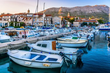 Korcula şehir marina görünümü.