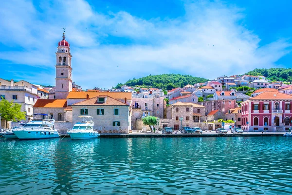 Földközi-tenger partja város Pucisca, Horvátország — Stock Fotó