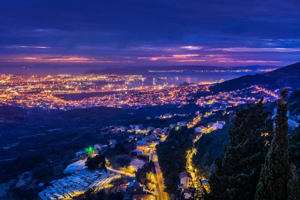 Σπλιτ cityscape εναέρια νύχτα. — Φωτογραφία Αρχείου