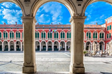 Akdeniz kasabası doğal mimarisi