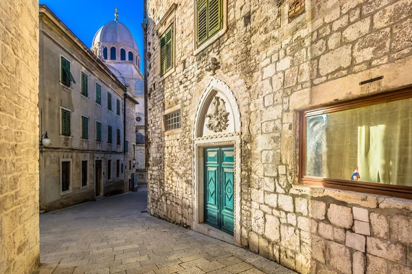 Strade cittadine Sibenik Dalmazia . — Foto Stock