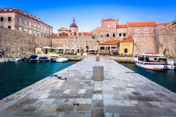 Dubrovnik ciudad antiguo puerto . — Foto de Stock