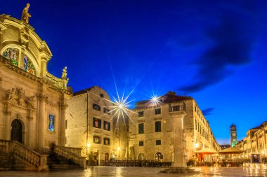 Dubrovnik şehir gece görünümü.