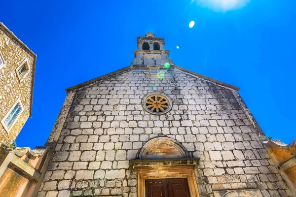 Steen van het platform kerk Hvar. — Stockfoto