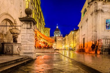 Dubrovnik sokak gece görünümü.