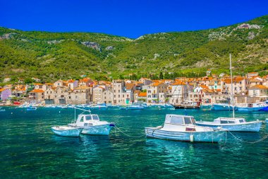 Komiza yatay yaz sahne.