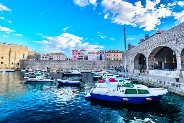 Paisaje del puerto mediterráneo de Dubrovnik . — Foto de Stock