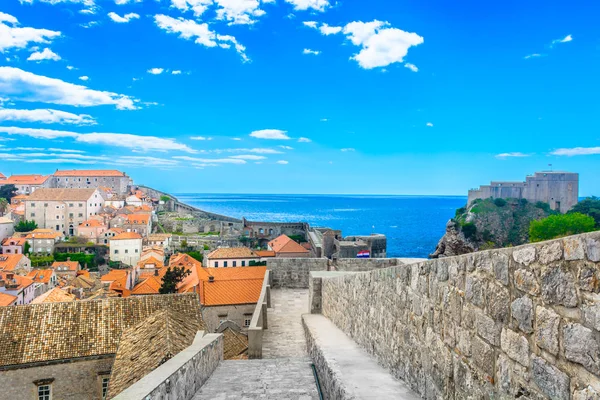 De middeleeuwse stadsmuren van Dubrovnik. — Stockfoto