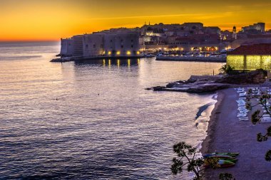 Dubrovnik liman gün batımı görünümü.