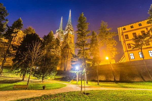 萨格勒布 Ribnjak 夜景在城市的市中心萨格勒布 Ribnjak — 图库照片