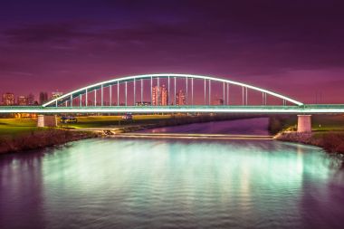 Sava Nehri gece manzarası. / Sava Nehri şehirde Zagrep, Hırvatistan, mermer köprü gece manzaraya.