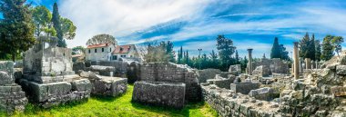Salona Manastirine panorama manzara. / Roma eski genel mezarlıktan Hırvatistan, Salona Split, Avrupa yerler şehrin banliyösünde Panoraması.
