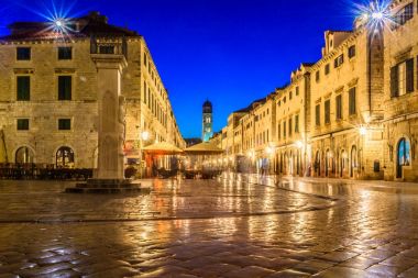 Dubrovnik Stradun turistik. / Dubrovnik şehir Stradun ünlü caddesi, Avrupa'nın tarihsel turizm akşam manzaraya. Uzun pozlama.