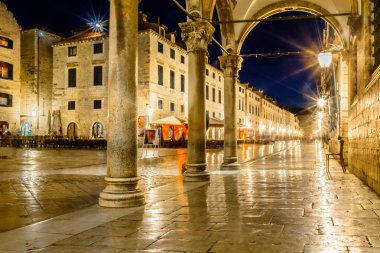 Dubrovnik gece şehir merkezi. / Dubrovnik şehir merkezinde, eski ünlü Stradun sokak görünümü gece sahne. Uzun pozlama.