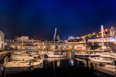 Dubrovnik liman deniz kıyısında gece. / Dubrovnik Şehir Merkezi, Hırvatistan, turizm yaz tatil Harbor'da gece görünümü.
