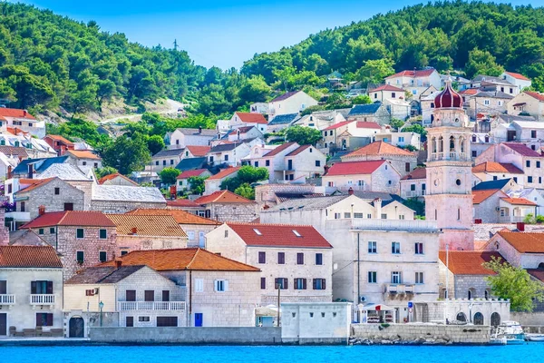 Pucisca kıyı kenti Brac. / Pucisca küçük bir kasaba, doğal su manzaralı Island BRAC, Mediterranean. 