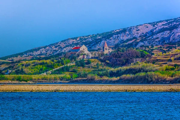 パグ島の田舎自然 クロアチア ヨーロッパで人気のある観光リゾート島パグの田舎で海辺ビュー — ストック写真