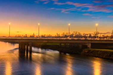 Sava Zagreb gece köprü. / Akşam doğal manzaraya Zagreb City, Sava Nehri manzara.