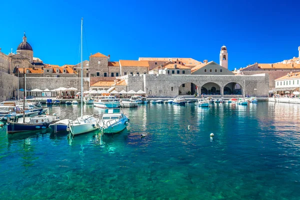 Croacia Dubrovnik Verano Escénico Vista Mar Puerto Dubrovnik Casco Antiguo — Foto de Stock