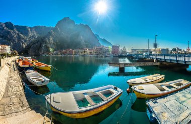Omis Cetina panorama manzara. / Dalmaçya bölgesi, Güney Hırvatistan Akdeniz Omis kasabasında inanılmaz sahne renkli Panoraması. 