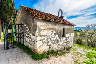 Salona Roma chapel sahne. / Eski şapeli Salona mezarlığı, Hırvatistan doğal manzaraya.
