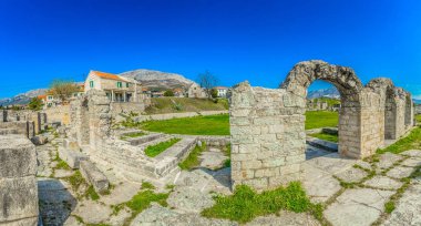 Salona Roma panorama mahveder. / Panorama Dalmaçya bölgesinde, salona eski yerlerinden.