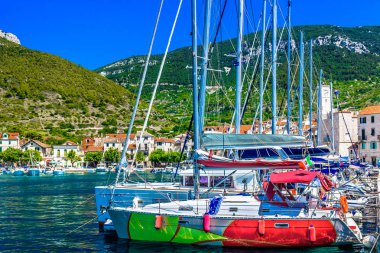 Komiza turist resort Dalmaçya. / Su manzaralı pitoresk kasaba Güney Hırvatistan, ada Vis sahne Komiza. 