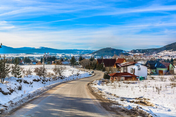 Купрес зимний пейзаж деревни. / Живописный вид на зимний горнолыжный курорт в пригороде города Купре, знаменитые туристические места Боснии
.