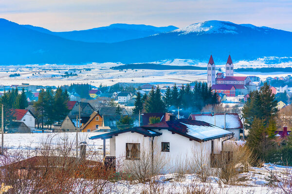 Живописная деревня Босния Купрес. / Красивый вид на зимний горнолыжный курорт Купрес в европейских Альпах, популярное туристическое направление в Боснии
.