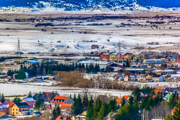 Городской воздушный ландшафт Купра. / Красивый вид на зимнюю природу в регионе Купрес, популярное туристическое направление в Боснии и Герцеговине
.