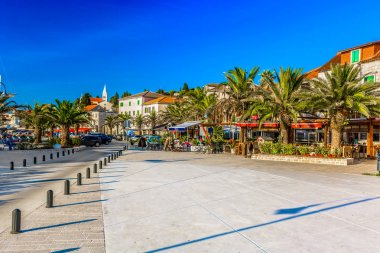 Rogoznica Akdeniz riva Hırvatistan. / Rogoznica, pitoresk turizm tesisi Adriyatik Sahili, Hırvatistan şehrin merkezine Akdeniz sahil doğal manzaraya.