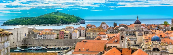 Panorama cityscape Dubrovnik sahil. / İnanılmaz tarihi kent Dubrovnik, Güney Avrupa'nın ünlü turizm tesisi Panoraması Hırvat işaretlerini göster.
