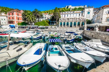 Hvar kasaba pastoral manzara. / Scenic view pitoresk Akdeniz kasabası bölgedeki Dalmaçya, Hırvatistan, Hvar adlı Avrupa Yaz seyahat yerler.