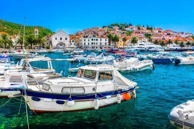 Akdeniz yaz turizm tesisi. / Sahil profili, lüks seyahat hedef Güney Hırvatistan, Hvar adası.