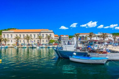 Starigrad Akdeniz kasabası sahne. / Hvar adası, Akdeniz yaz sahne Starigrad şehir sahil manzaraya.