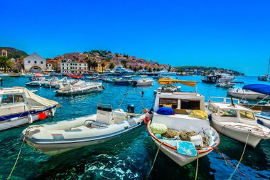 Hvar Akdeniz yaz sahne. / Ünlü lüks seyahat hedef Adriyatik kıyısında, Hvar town Güney Hırvatistan yaz sahne. 