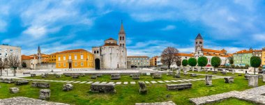 Zadar Roma devri panorama. / Town Zadar, Hırvatistan, ünlü Dalmaçya bölgede şehir merkezinde eski Roma Meydanı Panoraması seyahat yerler. 