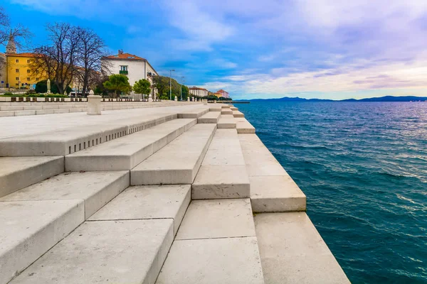  Deniz organ Zadar promenade. / Kıyı kenti Zadar doğal manzaraya ve şehir üzerinde ünlü dönüm noktası mesire, deniz Organ, Hırvatistan Avrupa.