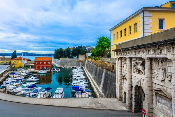 Zadar Körfez sahil sahne. / Town Zadar, Hırvatistan Europe şehir merkezinde renkli defne doğal görünümü.